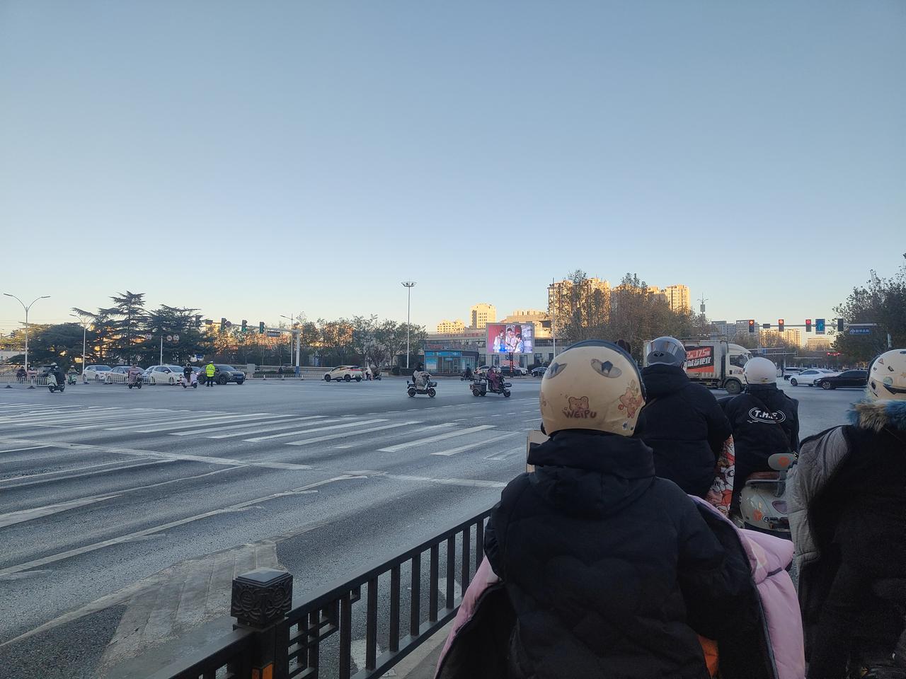 晒图笔记大赛今天邢台的天空比较湛蓝，虽然冷但是阳光明媚，心里是温暖的！