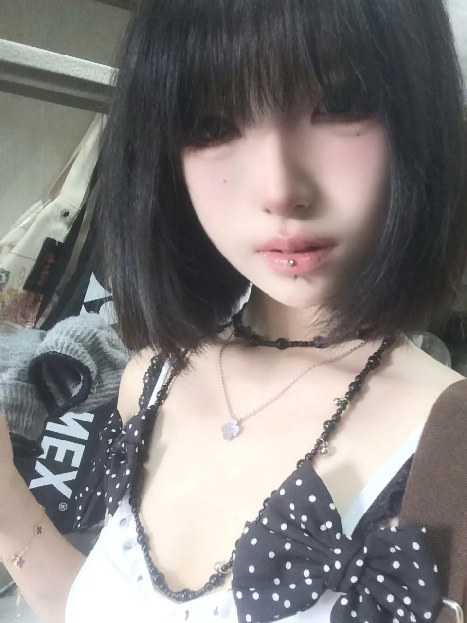 你身上悲伤的味道好呛  但你不愿开窗。波点控