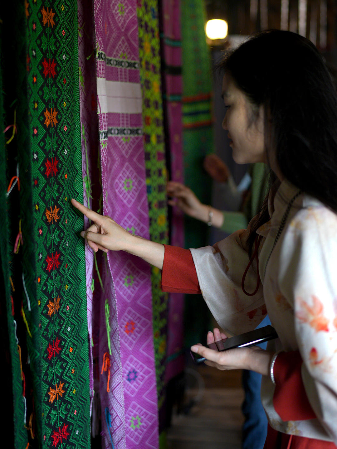 广西不止有山水还有匠心 跟着非遗传承人学做壮锦，经纬交织间读懂壮族千年文明。原来