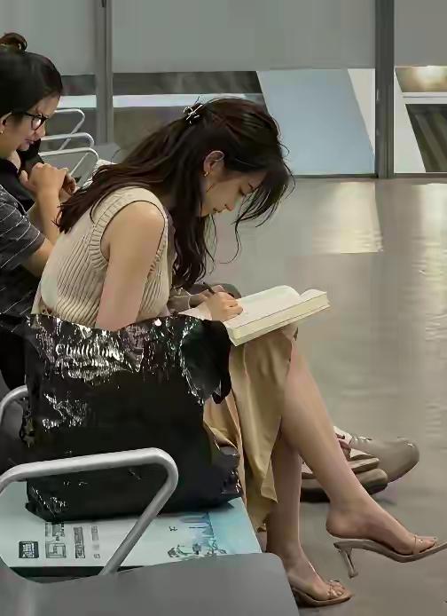 💞光影拾记‖第37‖
现在，能看纸质书的挺难得，
还看这么厚的纸质书的人，是不