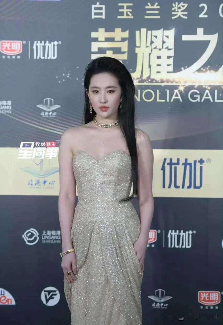 总感觉刘亦菲不太对劲，

她都已经37岁了，

皱纹、皮肤松弛、脱发，这些中年人