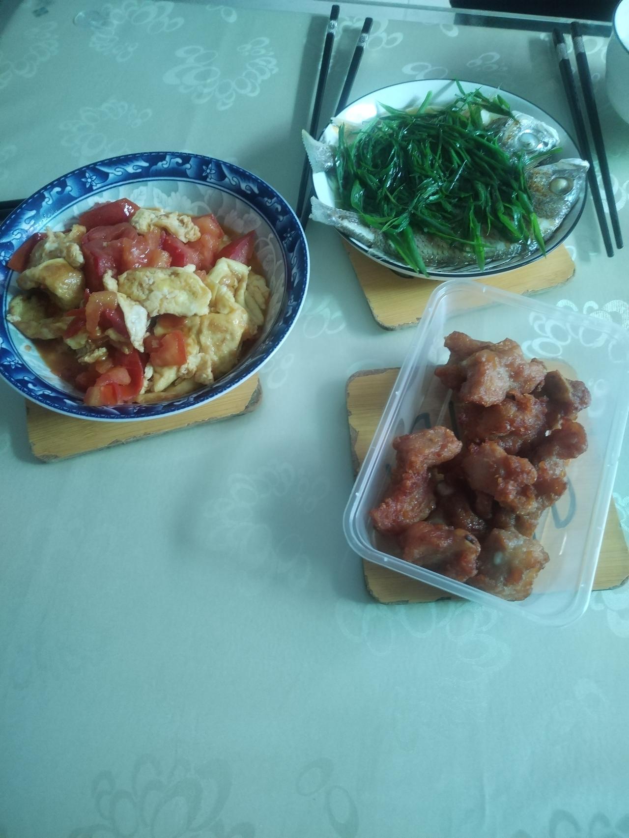 自己动手丰衣足食，简简单单又是一餐。
 
番茄炒蛋是天天吃不腻的家常菜，酸酸甜甜