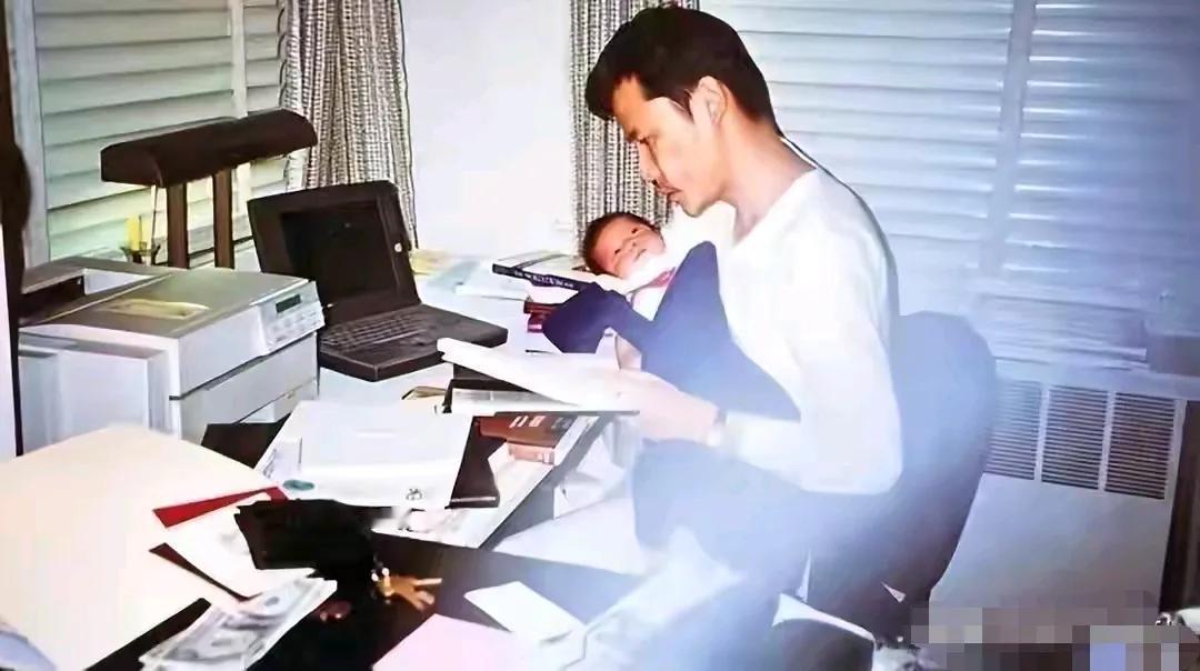李国庆和爱子的温馨瞬间，他儿子小时候好萌哦，慢慢地就长成了一个帅小子。