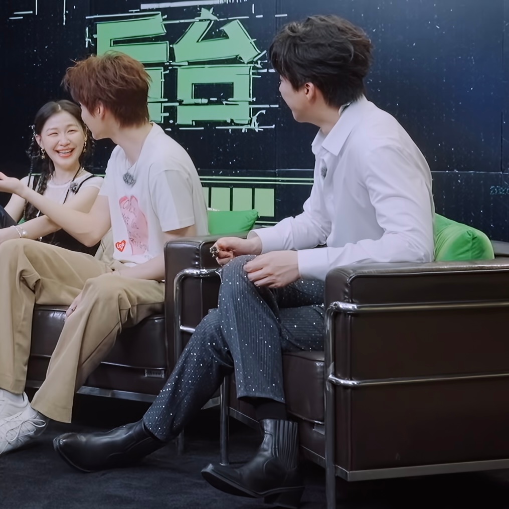 腿得足够长足够瘦才能叠成这样吧刘宇宁开始推理吧  | 刘宇宁