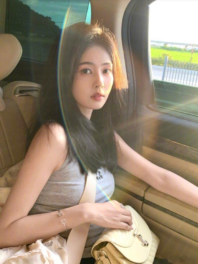 白鹿一个vlog吃五顿白鹿的日常生活照：看白鹿吃饭好有食欲  美哒哒