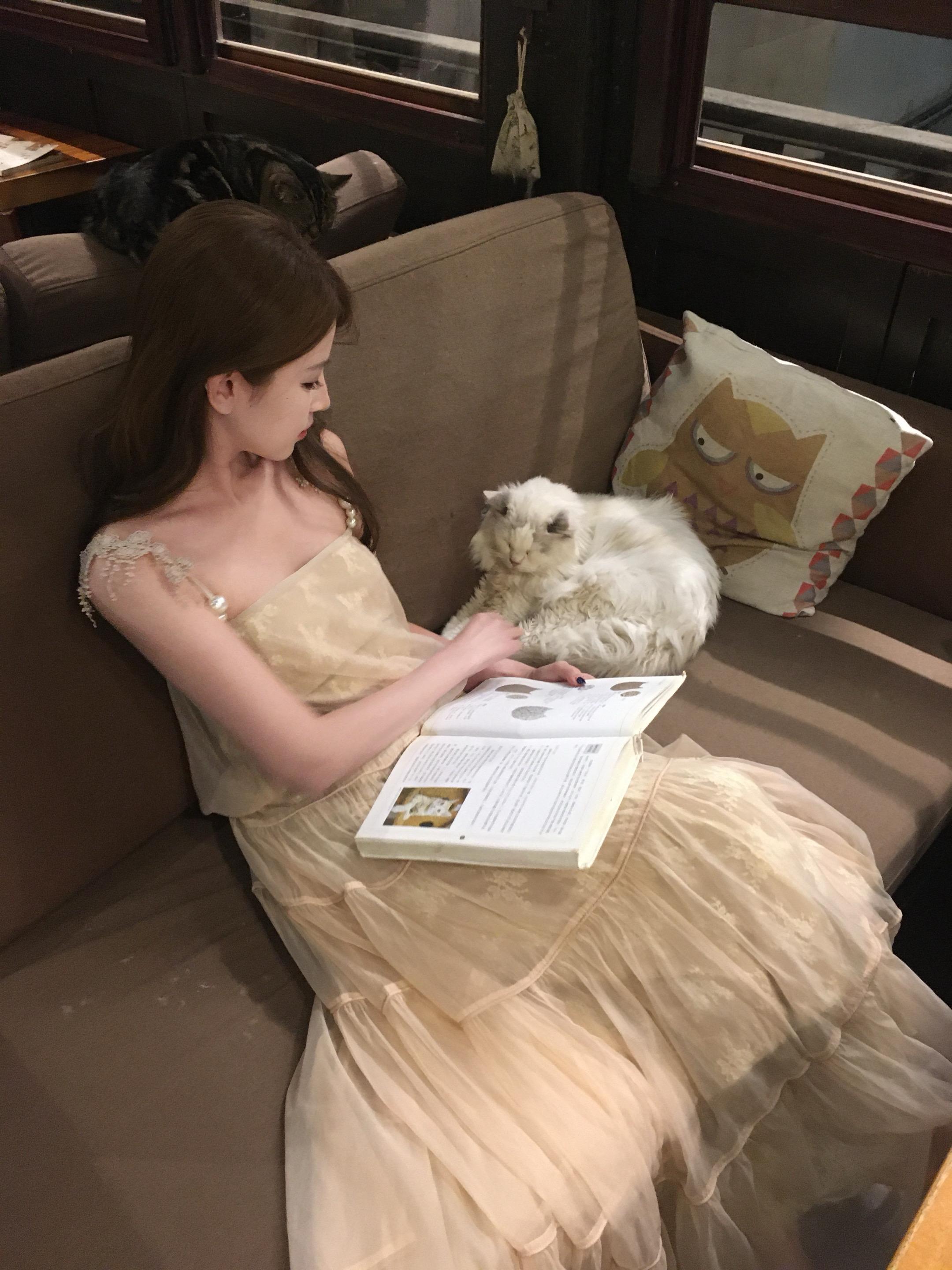 亲爱的你坐在哪里发呆