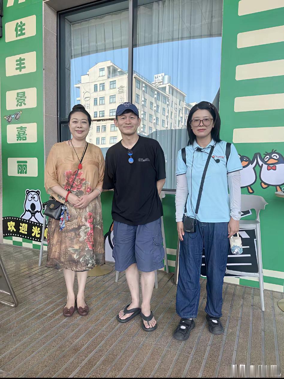 网友偶遇《沉默的荣耀》谷正文扮演者余皑磊。​虽然电视上的他们光鲜亮丽，但实际上，