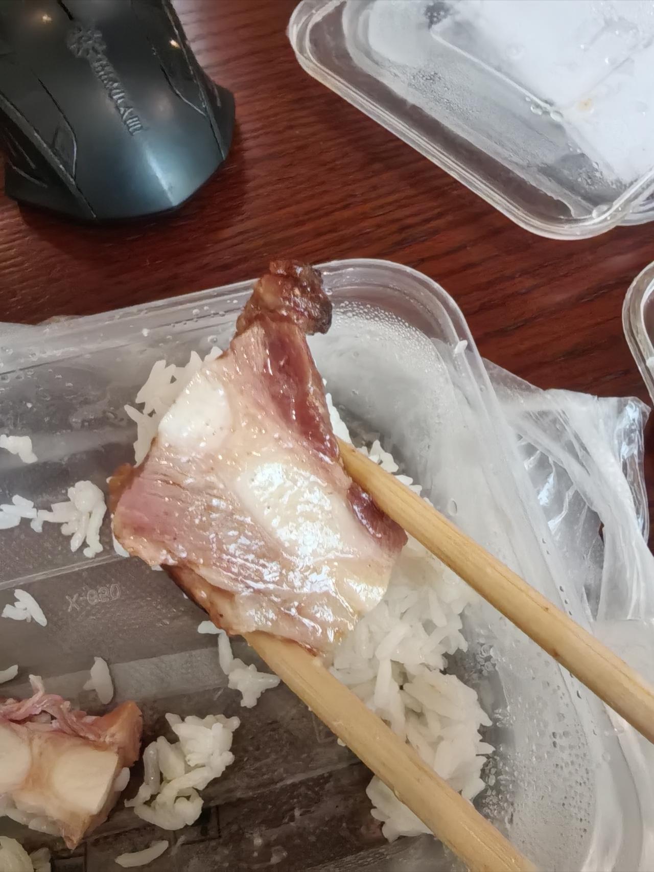 有人能帮我联系到罗永浩吗？我吃到预制菜了，这是排骨吗？一点排骨味都没有，绝对的预