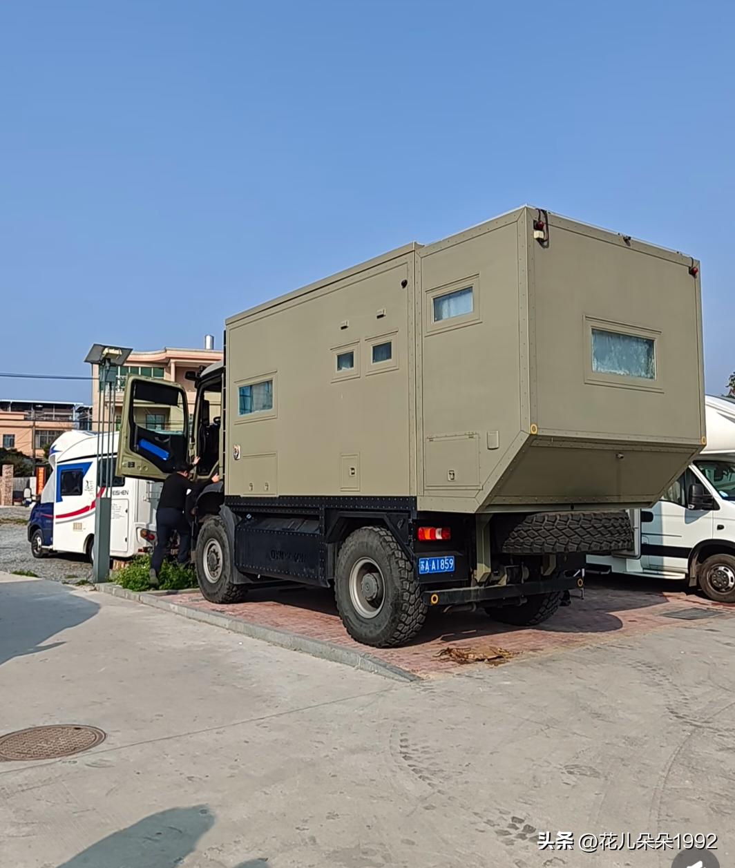 这辆车第一次看到
这辆车估计大多数人没见过，反正我是第一次。
在驻车的露营地来了