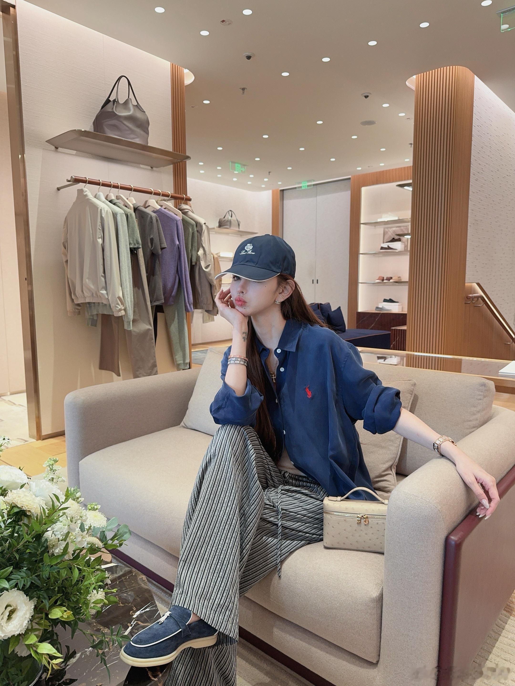 拉夫子的衣服 我觉得可以闭眼入吧 这一套 质感直接拉满！！！！！！ 