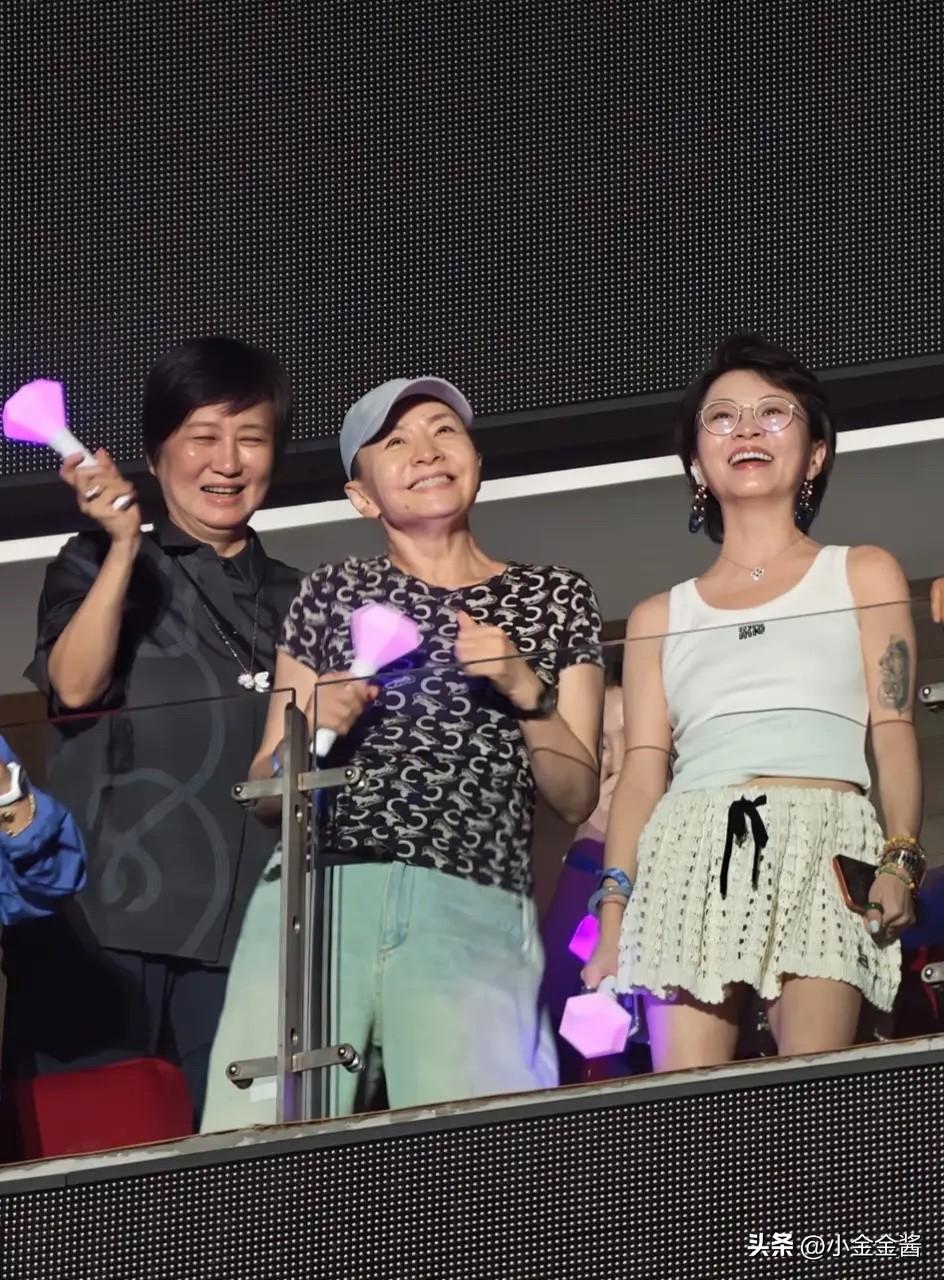 宋丹丹，引发热议。

8月25日，65岁的宋丹丹，冲上热搜，这一次，不是因为2个