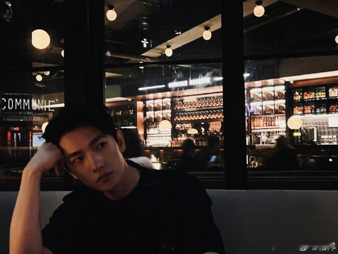 杨洋这些女友视角图真的好会拍！真的好爱这种男友感，可以留着今晚做梦看了[色] ​