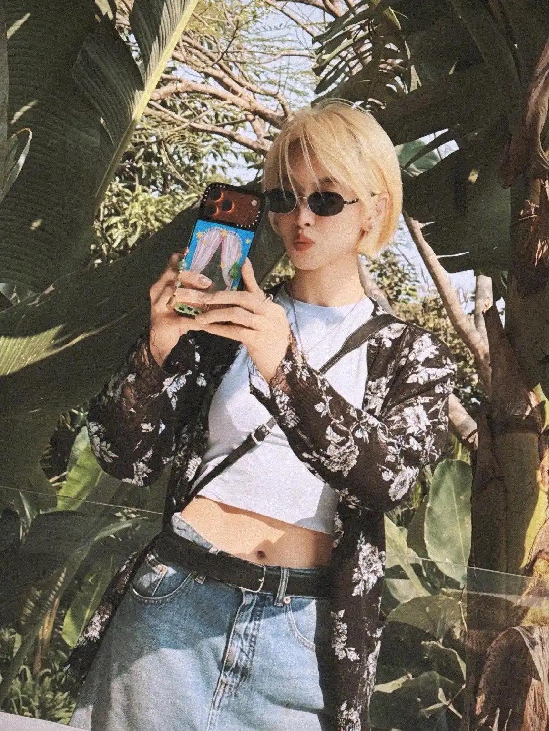 宋茜西双版纳旅行照美出圈，露腰短T搭配印花开衫与牛仔裙，时髦文艺又性感，小金毛与