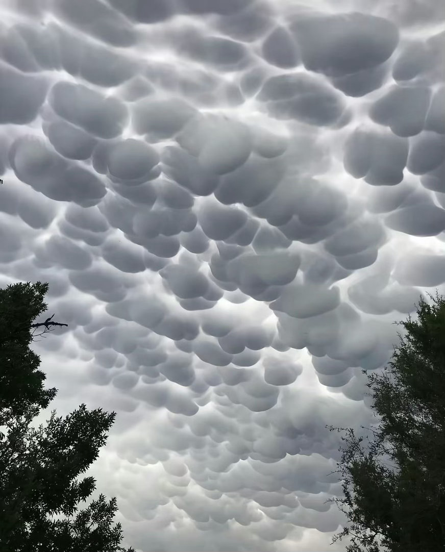 乳状云大多会在暴雨快来或者刚下完的时候出现，整片云沉甸甸垂下来，像一块霉豆腐第一