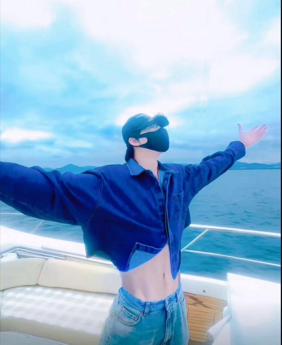  练腹肌是为了角色和舞台状态，不是刻意博眼球。这种为工作认真管理身材的态度很踏实