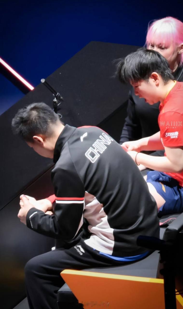 孙颖莎痛到无法表情管理：赛场拼搏背后的揪心时刻2025年WTT香港总决赛女单半决