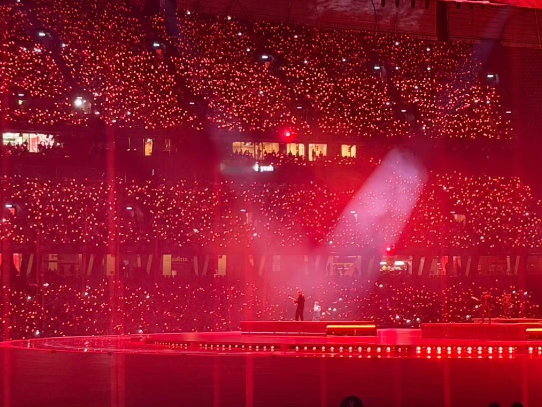 还以为张杰在鸟巢放大了 谁被张杰《轻舟》舞台戳中？鸟巢的波纹荡漾+鱼影，恍惚看到