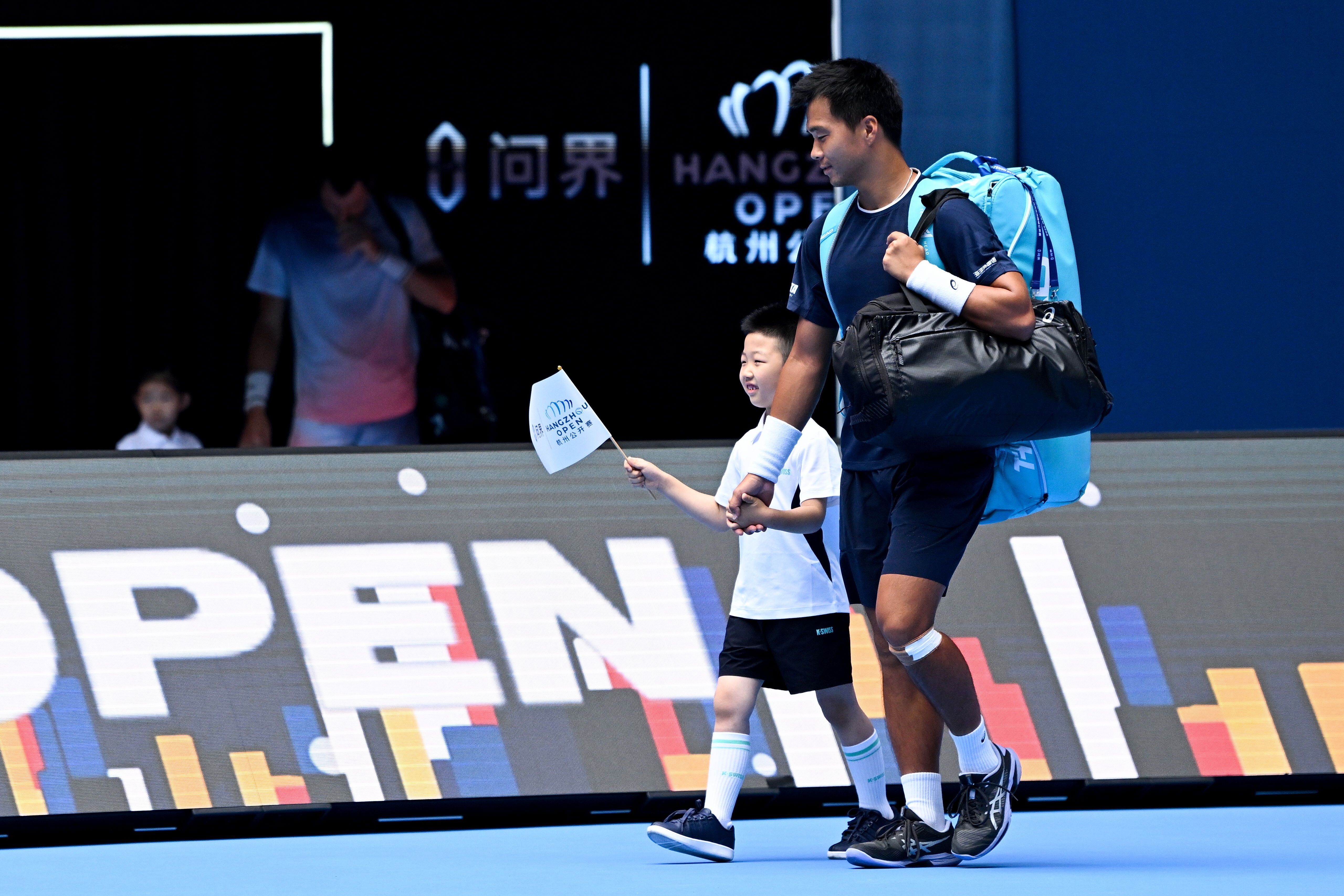 哇，好棒！孙发京打入2026杭州网球公开赛 男单正赛了耶！ATP 昨晚一直打到决