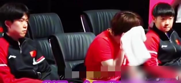 王楚钦孙颖莎的关系猜测曾因蒯曼的互动炒得挺火。
当时蒯曼坐他俩中间的空位偷笑，