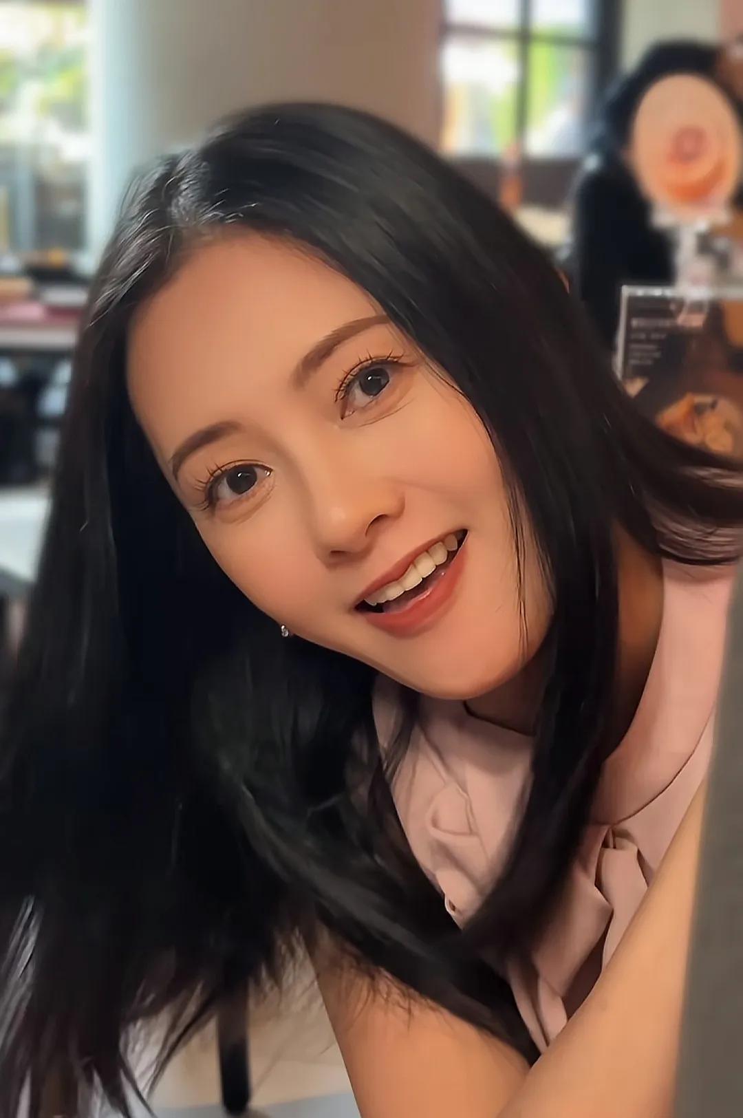 李丽珍还是那么的俏皮可爱