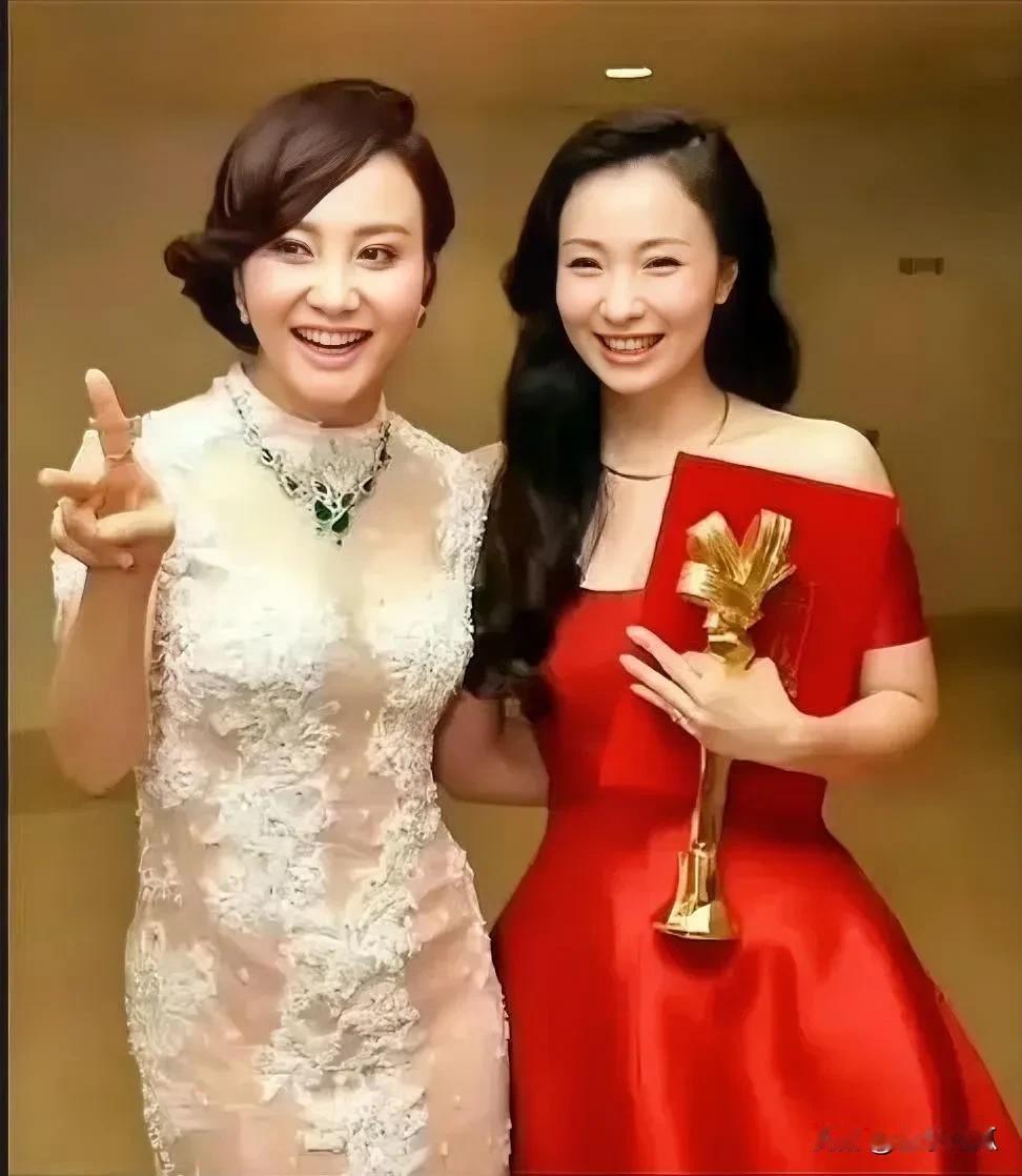 大陶红和小陶虹同框，画面好美，大陶红身着蕾丝裙，尽显丰腴之美，气质优雅高贵。
小