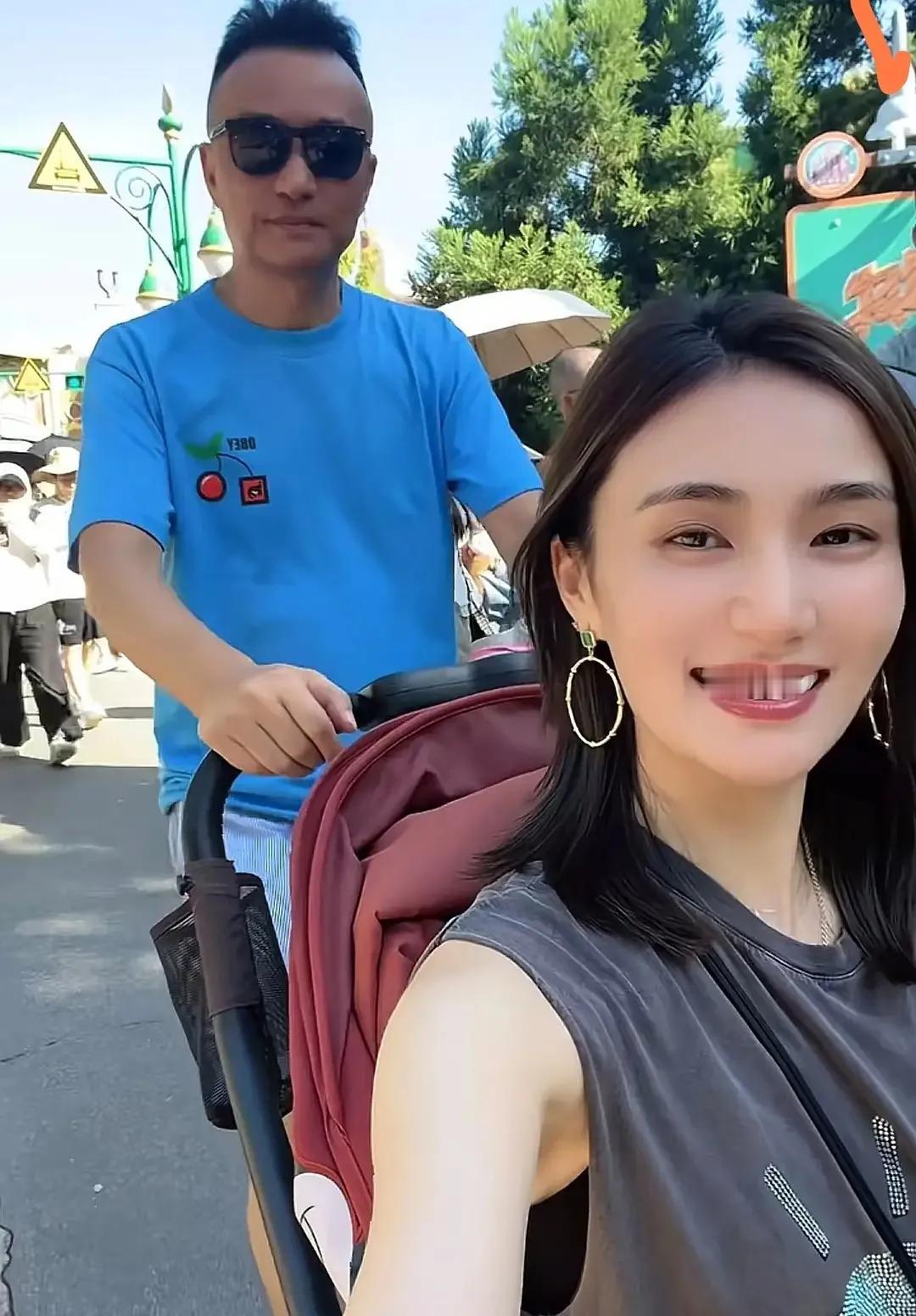 海哈金喜父亲的长相真的让人佩服，都是当外公的人了，跟女儿海哈金喜去迪斯尼玩，不知