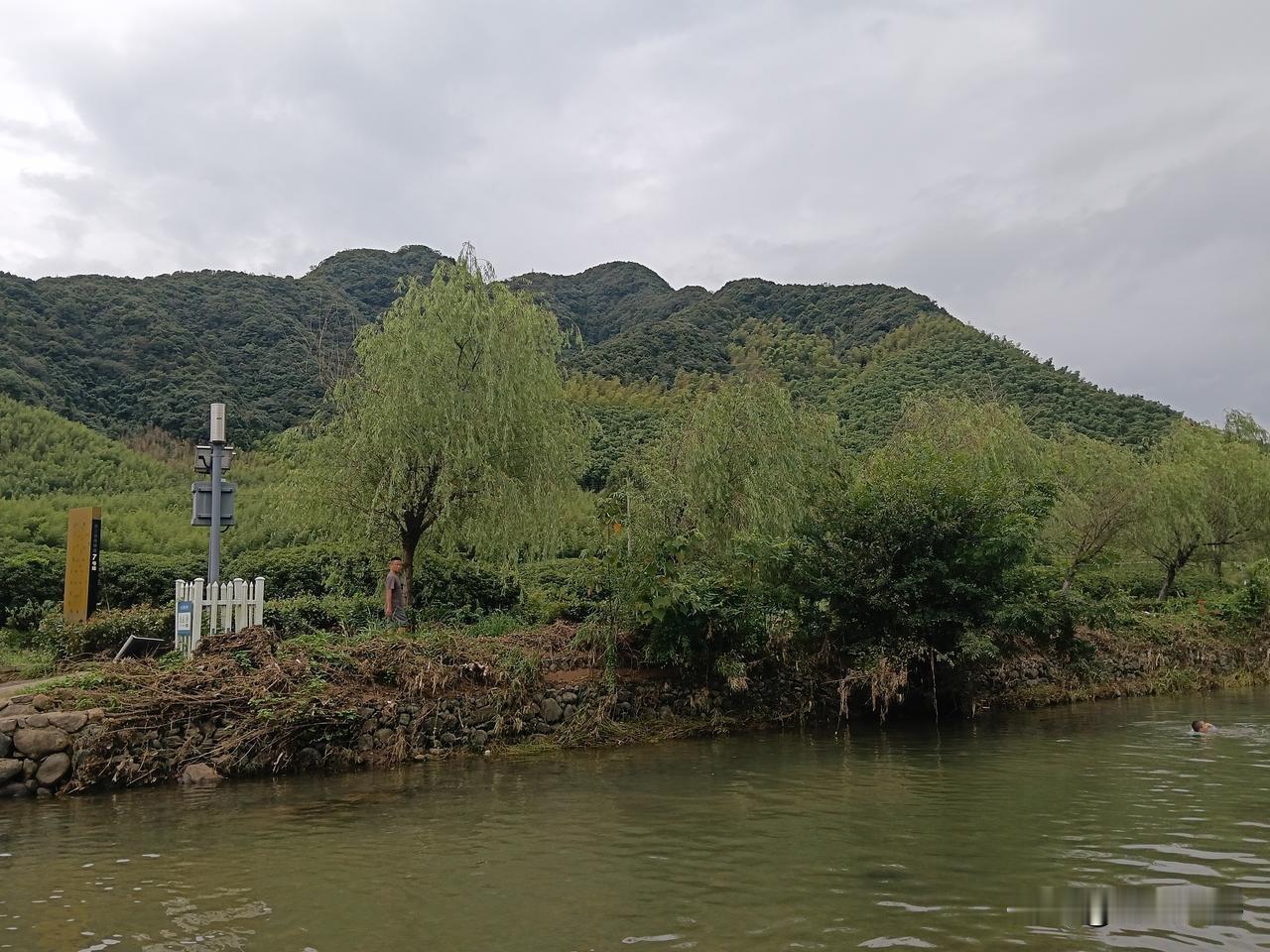 大家有没有发现一件奇怪的现象：

在清净舒缓，
空气清新的农村，
四季有瓜果田园