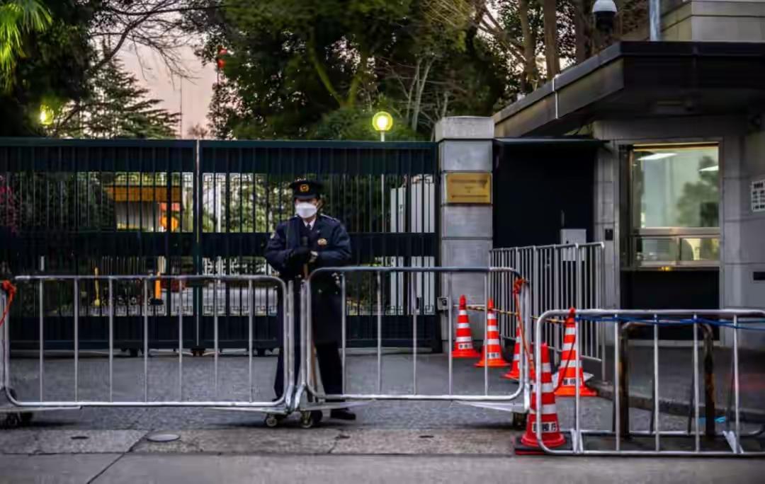 日本自卫官闯入我大使馆行凶这件事，说明在日本的中国人，已经没有安全可言。
 
外