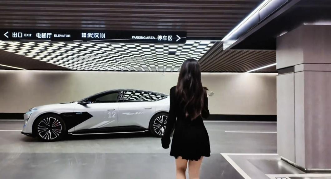 雷克萨斯今天发布了纯电三排SUV的 TZ，说是年底要在日本和北美上市。主打移动会