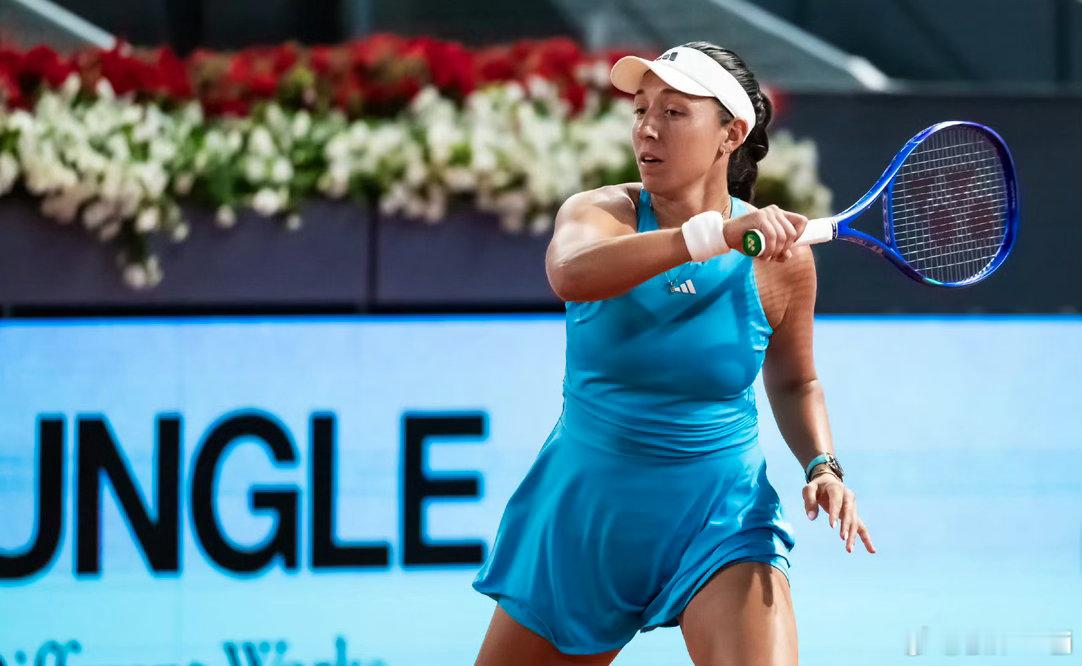 大富泥地6连胜从绿土到红土。WTA1000马德里站第二轮，5号种子佩古拉以两个6