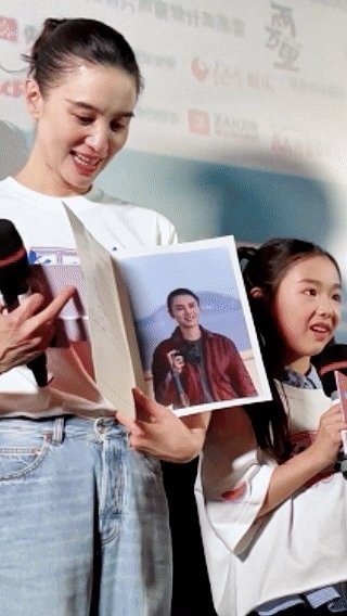 宋佳现场收房本收到手软 必须存下这段名场面！观众给宋佳送房本根本没停，一本“我的