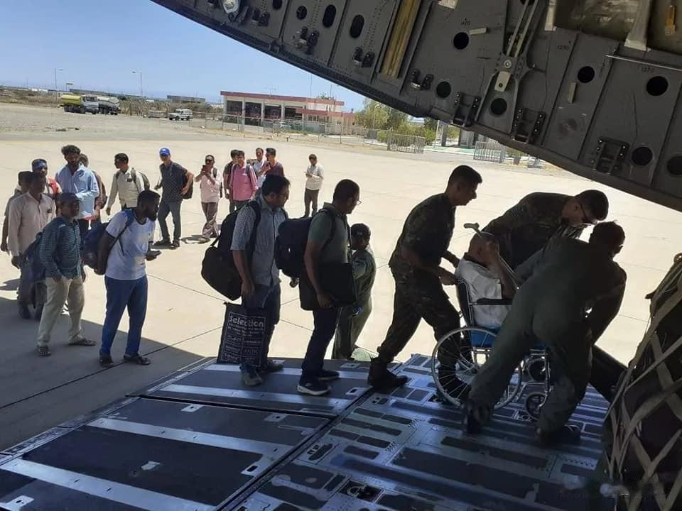 组图：印度空军用C-17和C-130J从苏丹撤侨
印度空军用C-17和C-130
