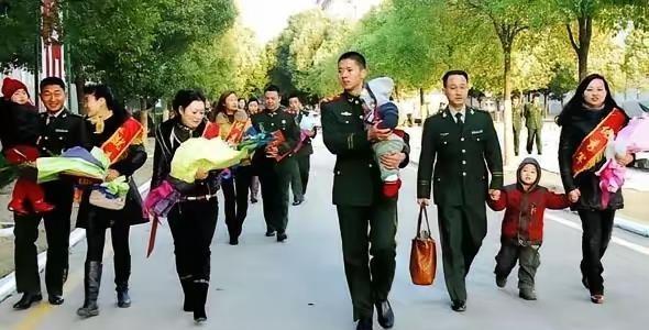8月22日，湖南长沙18岁女孩沈征妮到信息支援部队工程大学报到，身边跟着爷爷奶奶