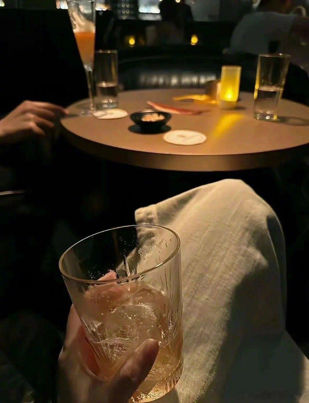 “不要跟一个能扛下所有的女孩子恋爱，不要去招惹一个早在从小就知道赚钱的女孩子，你