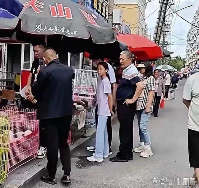 甜馨身高惊人，已长到爸爸贾乃亮肩膀处。祖孙三人在哈尔滨菜市场享受温馨时光 ​​​