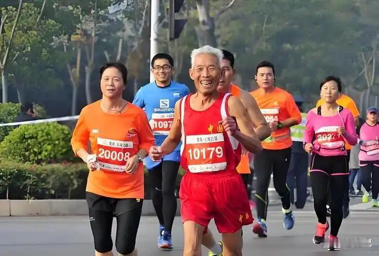 我今年五十多岁，之前总觉得跑步越久锻炼效果越好，每次一口气跑一个小时，连续跑了半