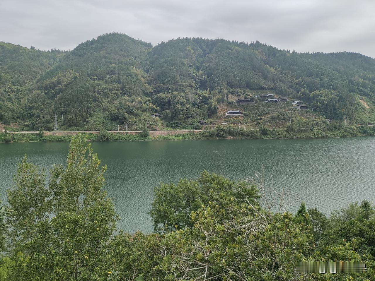 一段特别实在的话：
手握100万现金和背100万房贷，过的是完全不一样的人生。同