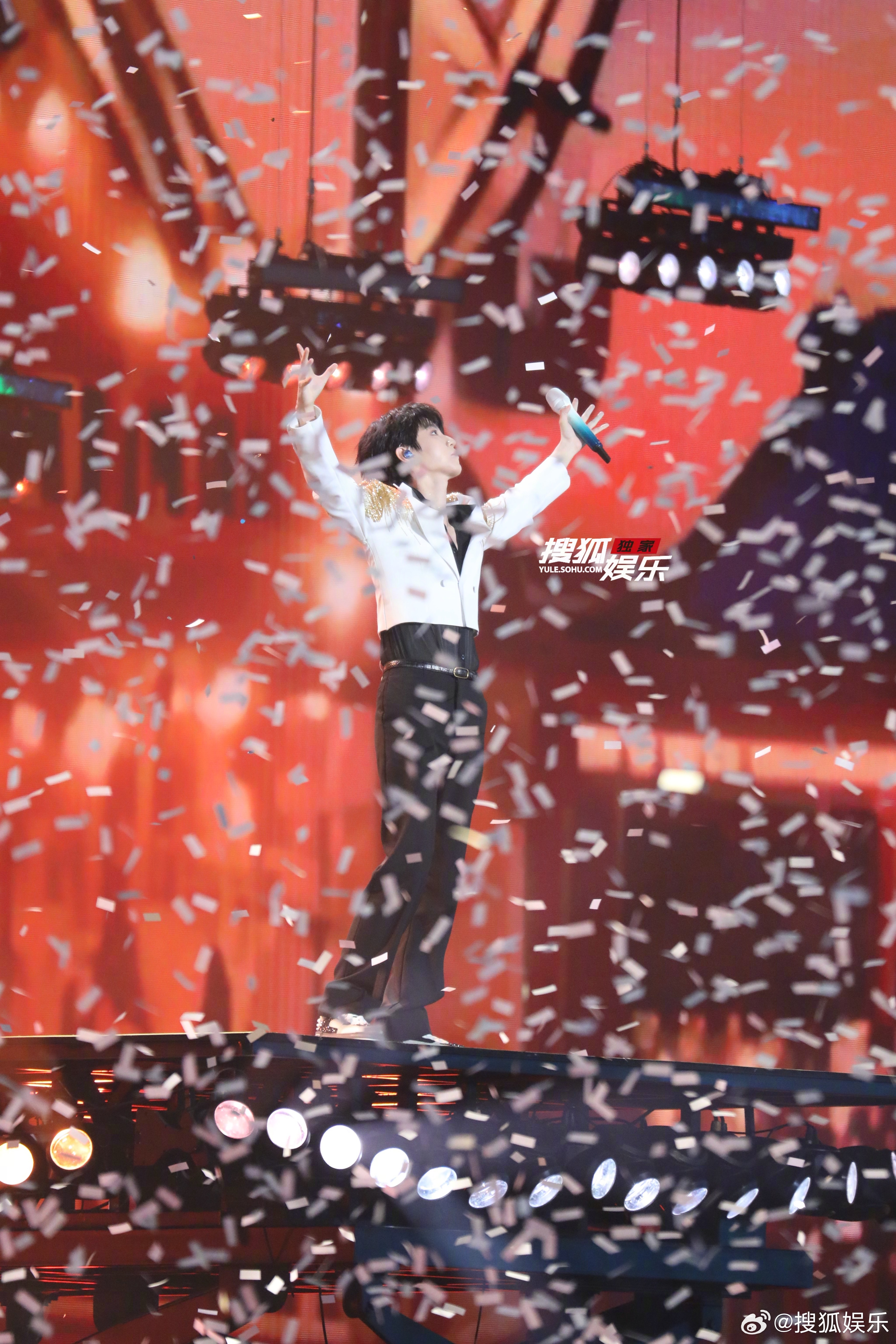 王俊凯压轴登场巅峰之夜，生图送上！ 真·舞台王者凯！👏 王俊凯这个舞台我给到夯