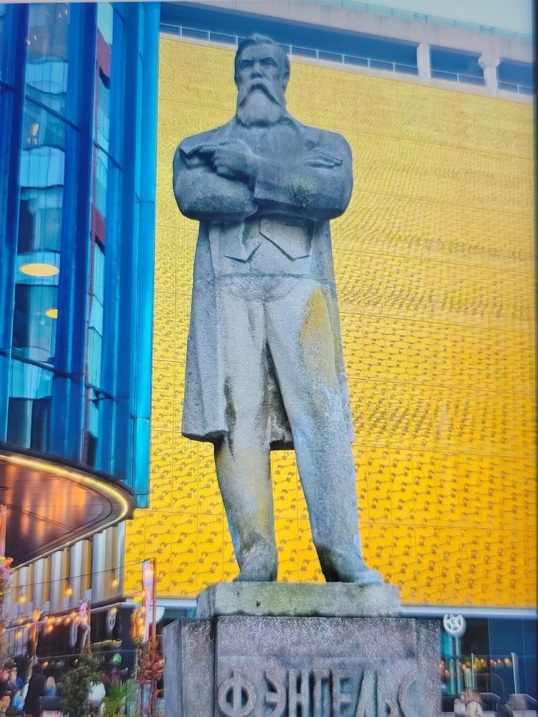 坦坦荡荡见老友
一位艺术家将一尊即将被拆除的恩格斯像运到了英国曼彻斯特，这里是恩