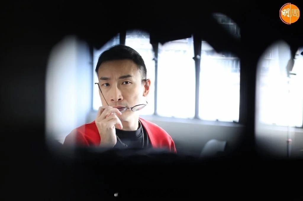 明报周刊：离巢TVB有另一片天空 泰臣演舞台剧挑战做大男人｜泰臣专访泰臣从演艺学