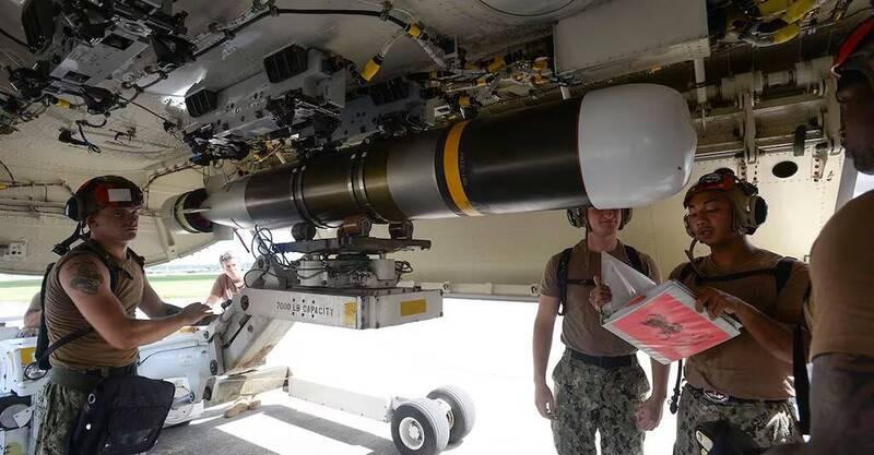 P-8A变鱼雷轰炸机，高空倾泻20枚鱼雷，美军试图配合水下监听网封锁中国潜艇。美