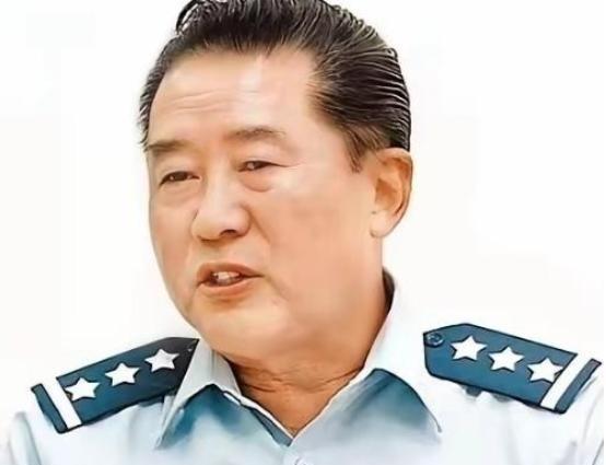 台湾首任军事大学校长，退役上将夏瀛洲说：当年佩洛西窜台，解放军趁势突破了海峡中线