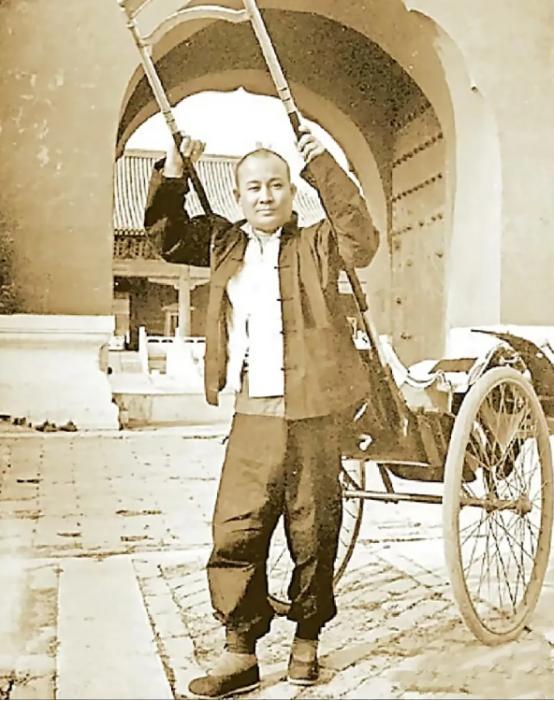 1931年的北京街头，昔日清朝“铁帽子王”晏森正奋力拉着黄包车，他在1910年继