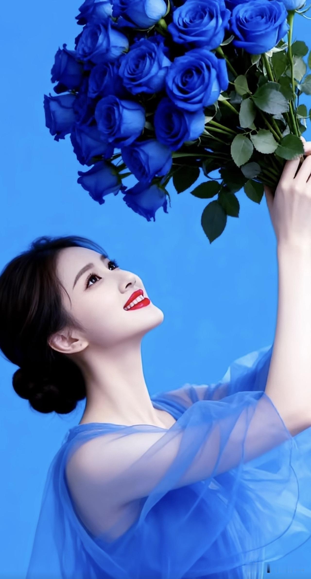 蓝衣美人捧蓝花，笑语盈盈意自闲。淡雅蓝裙照 蓝紫花裙 蓝花少女照 蓝紫花裙 蓝花