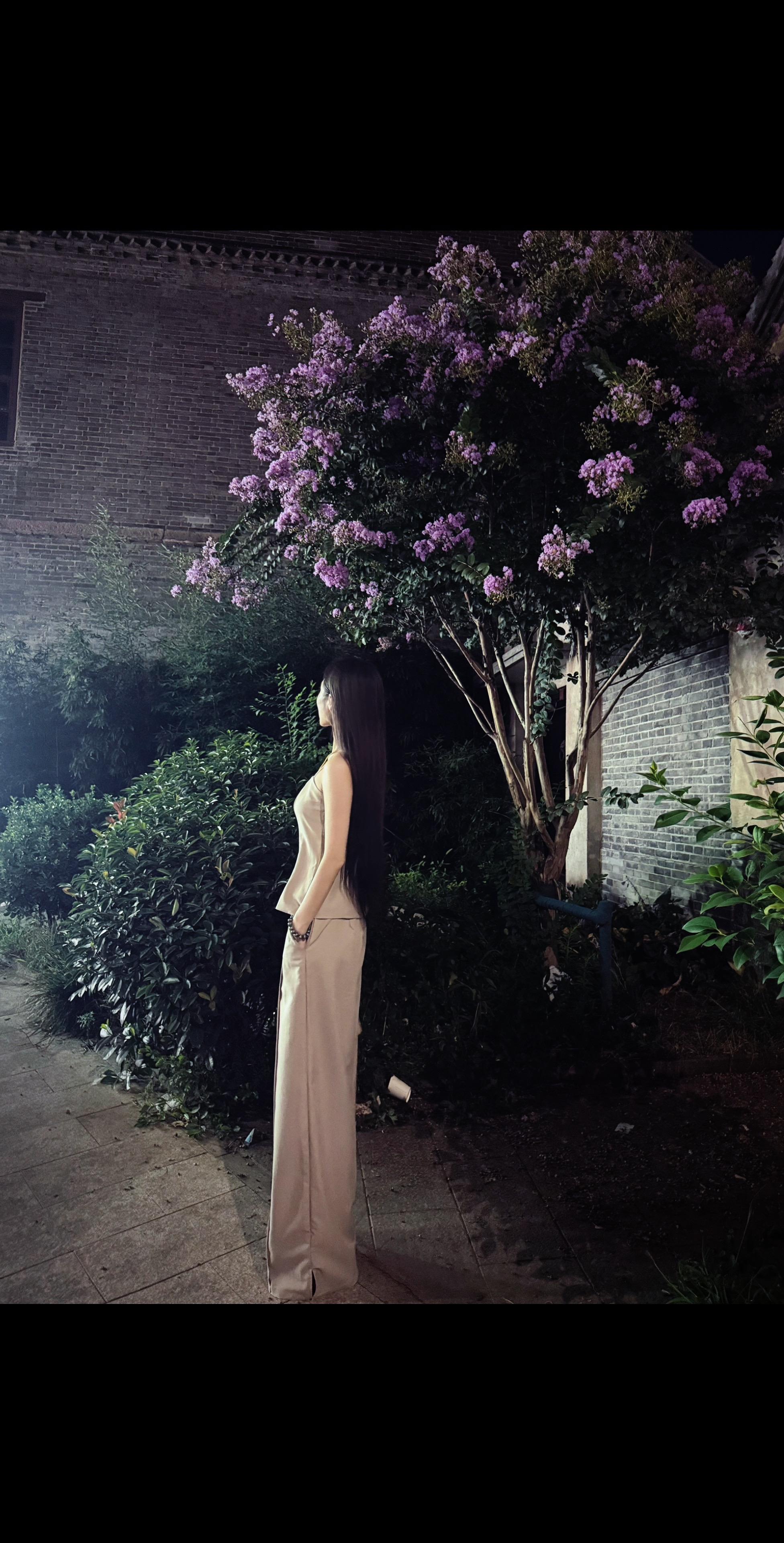 当灵魂相认的瞬间，像黑夜认出了属于自己的星光。