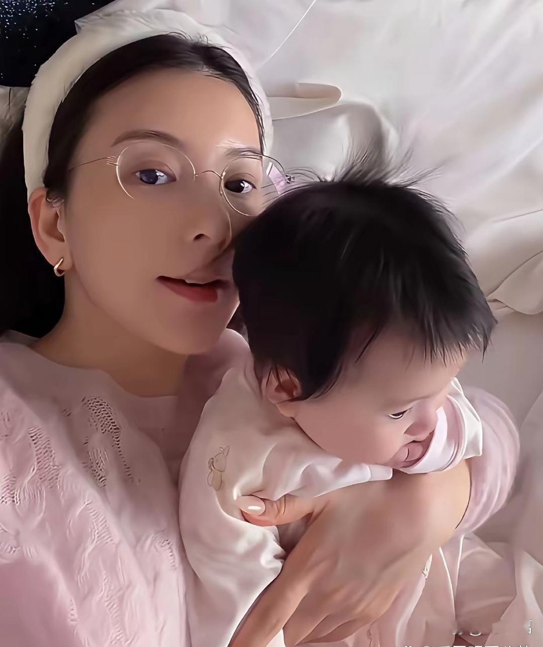 方‎⁠媛晒出了她﻿和郭富城小女⁠儿的侧‎‏脸照，光‎看这娃头发又‏浓又密，⁠皮肤