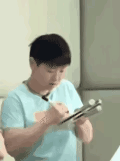 实锤了，莎莎最害怕的人找到了，不是邱导，也不是大头，
而是陪伴十年的佳佳，

看