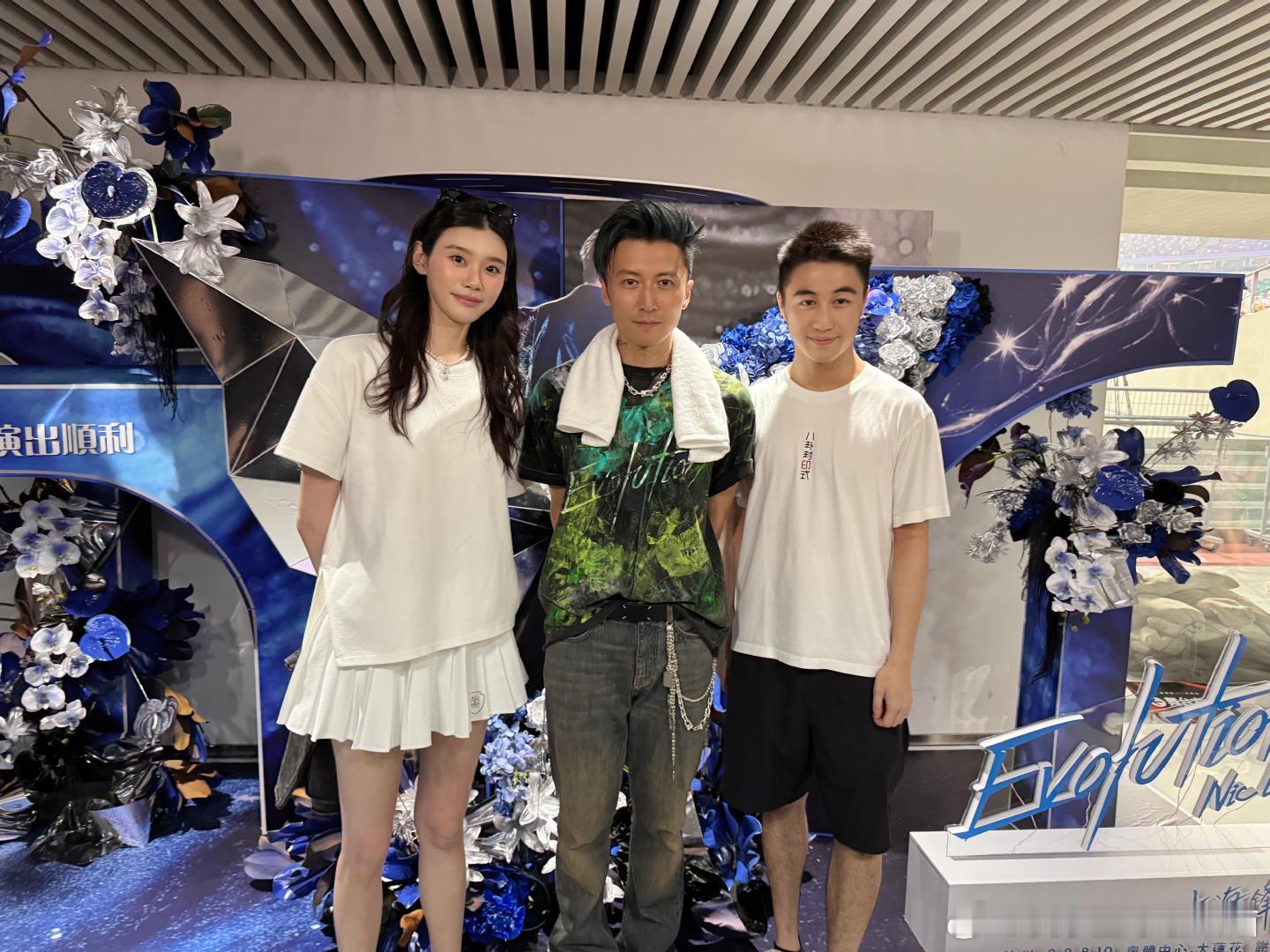 何猷君奚梦瑶去看谢霆锋演唱会何猷君奚梦瑶去看谢霆锋演唱会了，哇塞这波梦幻联动了。