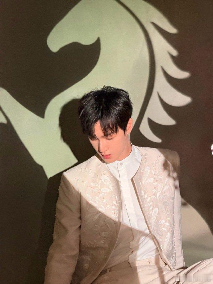 李昀锐杭州线下生图李昀锐这生图状态我服了！儒雅帅气，越看越心动李昀锐杭州线下状态