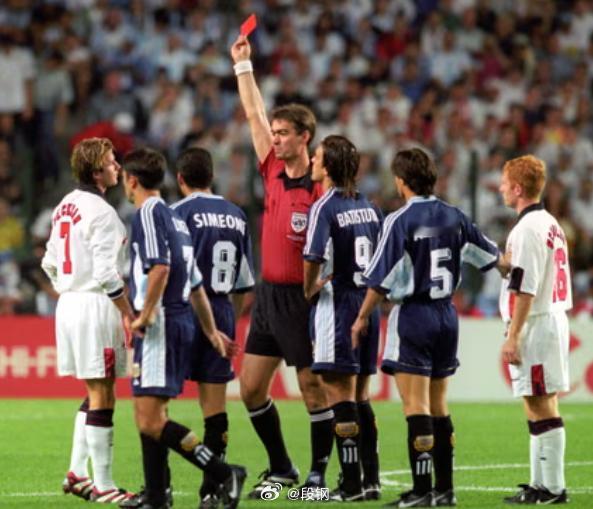 什么是年轻？1998年法国世界杯，英格兰对阿根廷，阿根廷球员西蒙尼侵犯贝克汉姆，